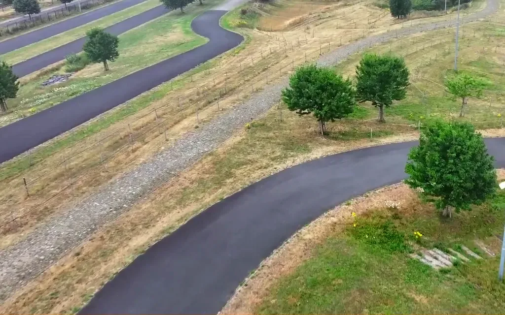 Strak asfalt met ruime bochten door het park