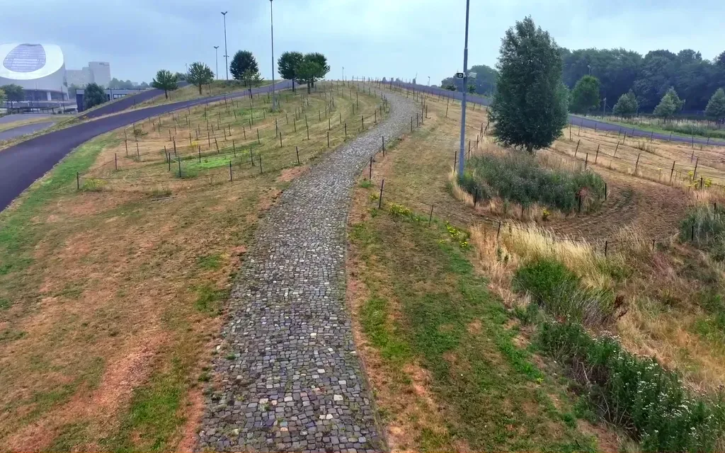 De kasseienstrook van het parcours, met het asfaltlint ernaast
